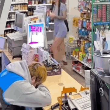 一女子在视频里对着镜头甩出一句“有钱但不给”，十五秒的画面没头没尾，却像火星掉进