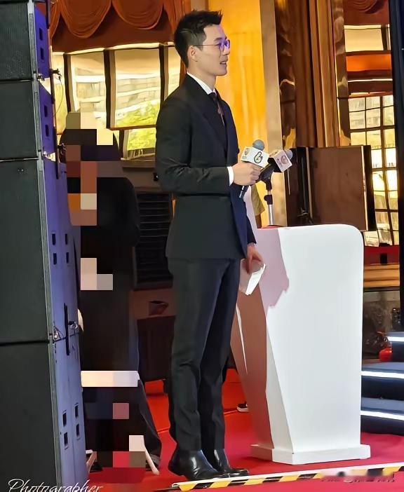 顿顿一上台，全场都稳了！今天下午海南消博会的新品发布会，顿顿西装笔挺往台上一站，
