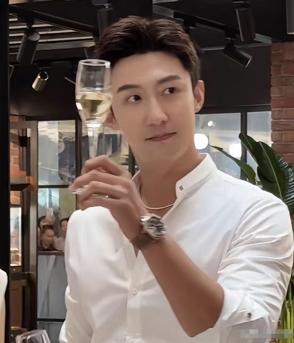 大家发现了吗？

黄景瑜有一个缺点，可能永远也改不掉了。
 
黄景瑜这长相真没得