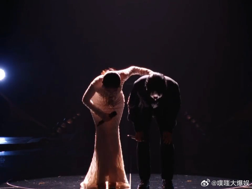 张碧晨小品女王发力了张碧晨硬控海来阿木鞠躬昨晚舞台笑点拉满！张碧晨礼貌躬身鞠躬，