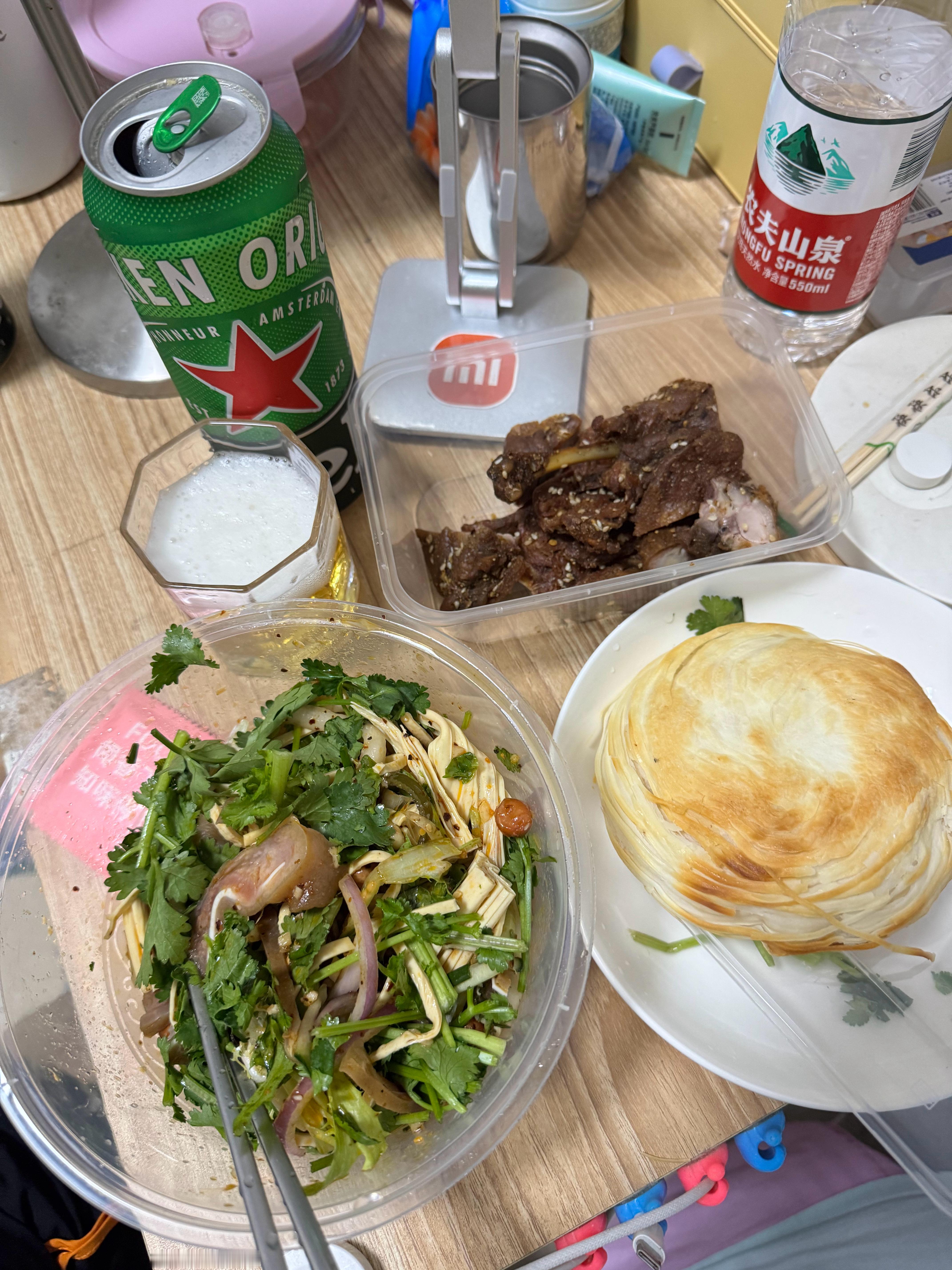 五一劳动节第一天，躺在房间看电影，出去看电影，然后吃饭，今晚目标：把自己灌醉 ​