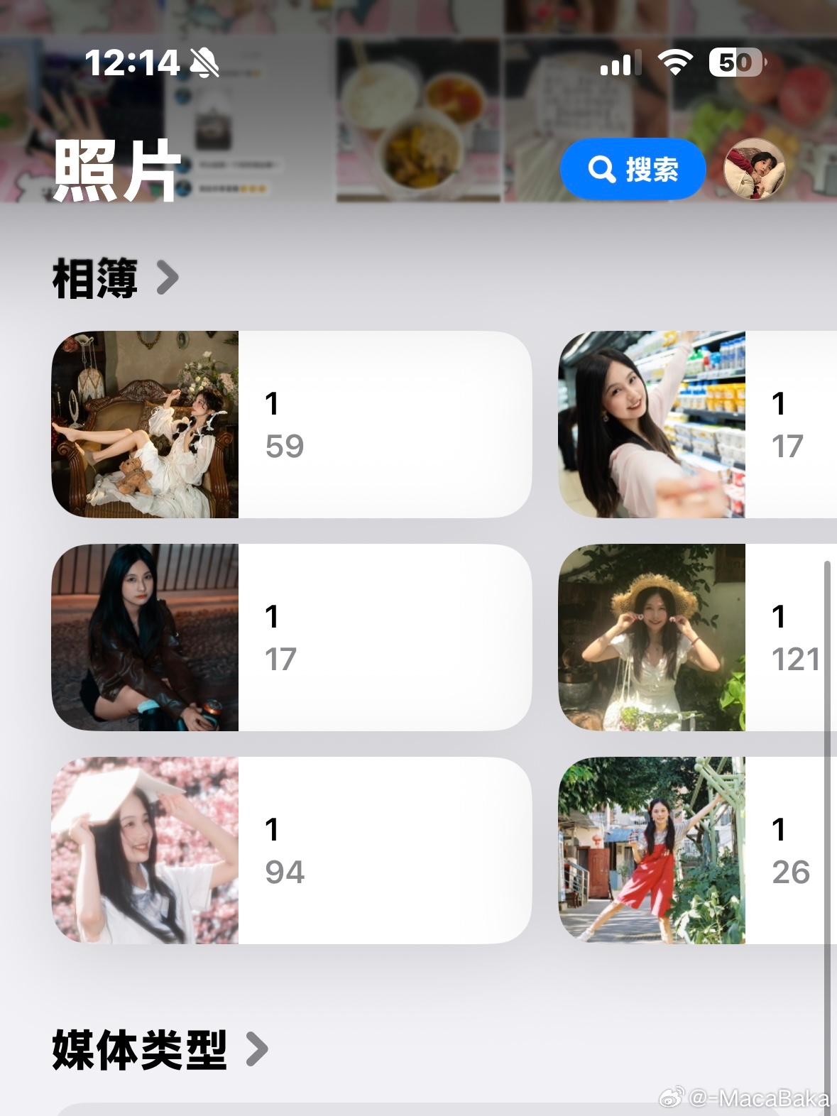 今天早上大家都很悠闲我就给她们看我最近穿红色背带裤的那组照片后面说要看别的照片于