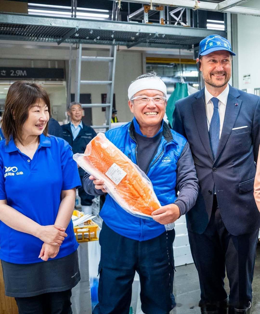 哈康王储在日本继续访问！今天了解了三文鱼从海上到餐桌的全过程！挪威海鲜也是日本饮