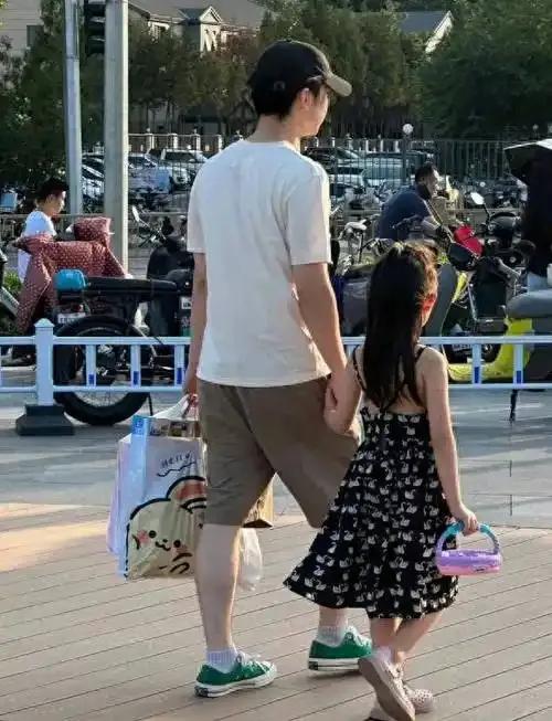 董子健成宠女狂魔！
离婚后父爱爆棚，细节太暖董子健离婚后，大福归他抚养。
爷俩同