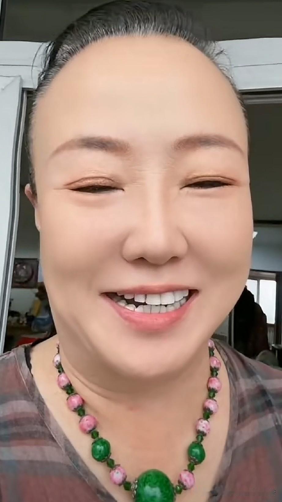 演员孙立荣直播时，有粉丝提问：“怎么看待谢广坤卖酸菜的事？”孙立荣连忙打太极回应