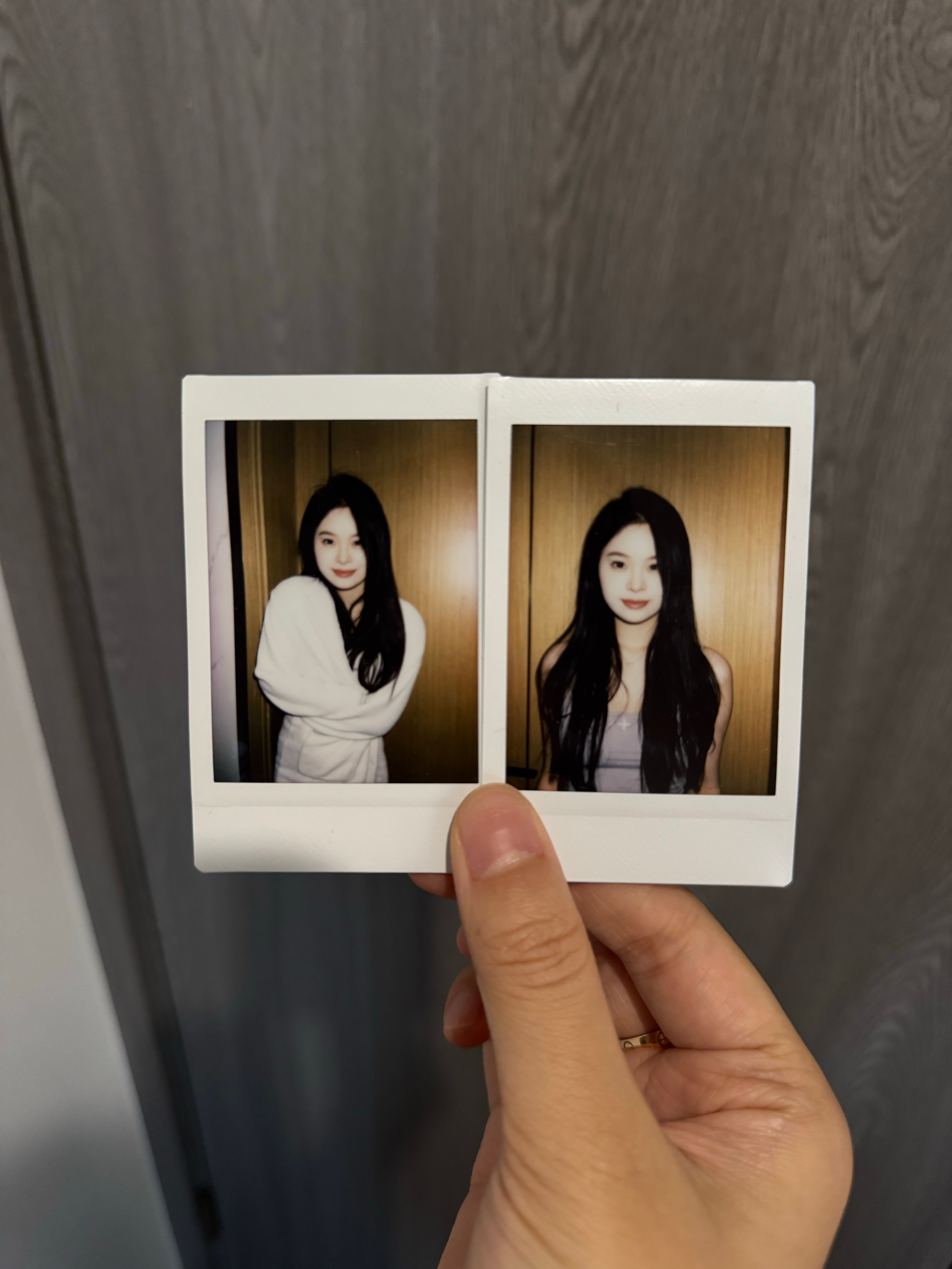 hi！上次说要抽的拍立得，但是我发现搬家弄丢了好几张，剩下的就是这两张了[苦涩]