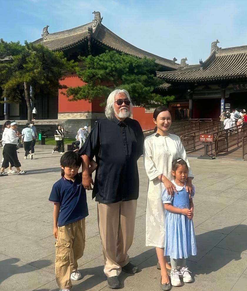 张纪中和老婆孩子一起出去旅游，虽然一家同框像三代人，但是他体力是真好啊，都那么大