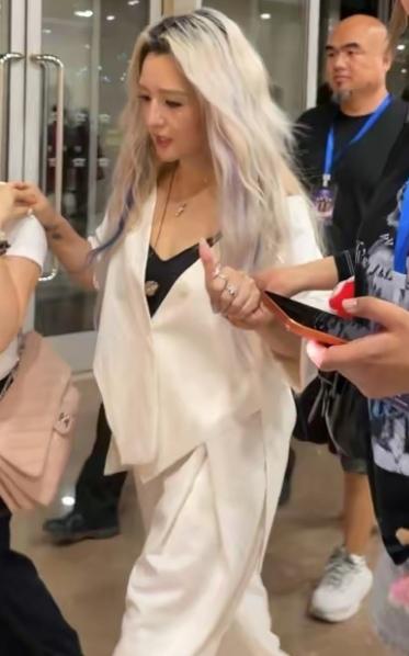 原来何洁收拾一下，这么洋气漂亮。个子小小的，脸蛋儿也小小的，年龄看起来也小小的，