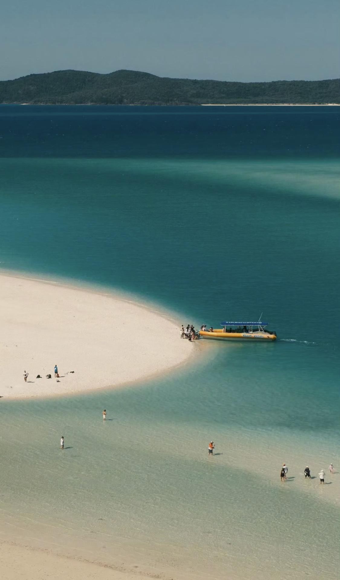 人一定要大量读书！

我发现长期读书的人都有一个共性：他们的内心似乎有一座灯塔，