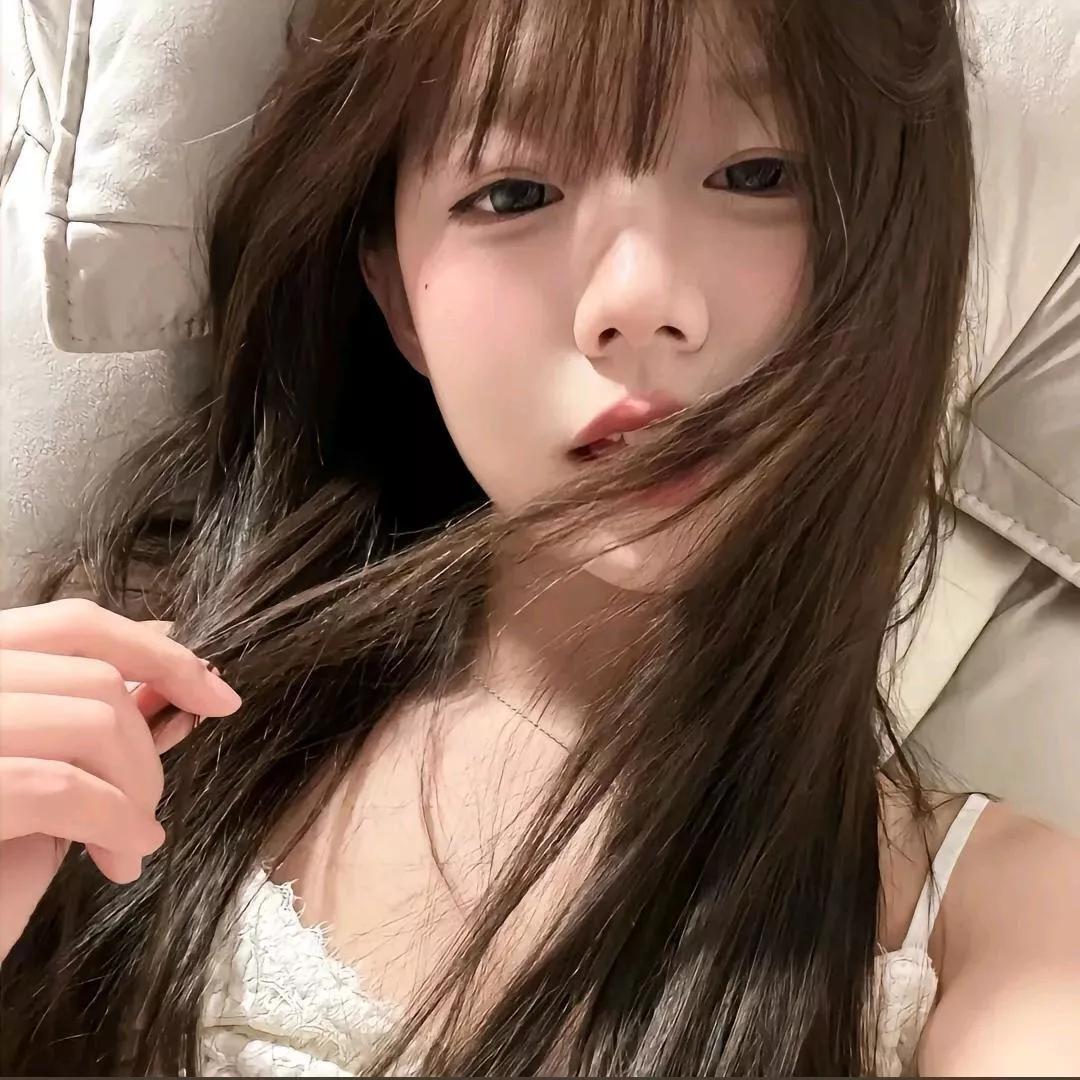 少女心事：在温暖的午后，轻轻抚摸飘逸的长发温婉长发少女 温柔长发少女 纯真少女心