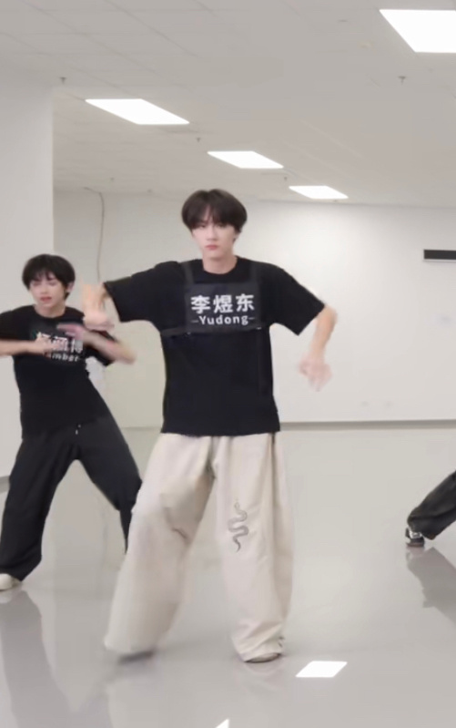 李煜东的拖地裤一整首舞下来估计给地板都擦透亮了，谁准这男的跳舞穿拖地裤的，绊倒怎