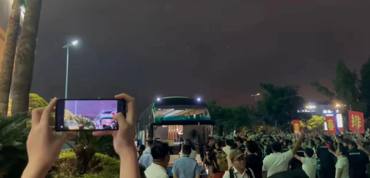 蔡斌被呼吁下课！
输给多米尼加，中国女排彻底无缘直通巴黎奥运会。赛后球迷围堵球员