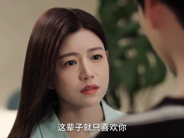 年下的喜欢从开始就被判无效在时光的长河中，李雾的喜欢宛如一颗投入深潭的石子，虽激