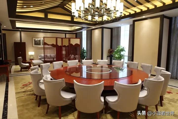 过年时，我们这里一家大酒店发生了一件乌龙事件，一时间成为街头巷尾的笑谈。

到底