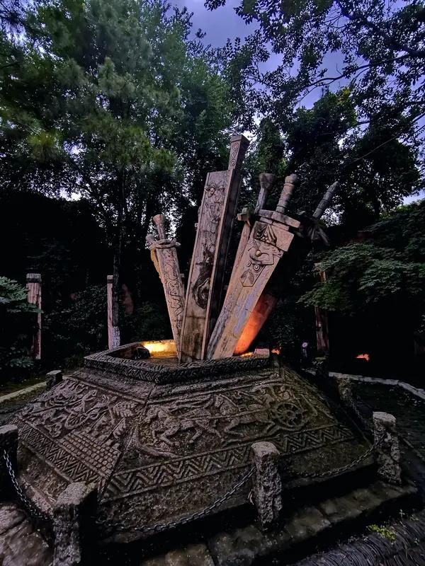 成都博主科技御剑 最近成都博主“范十三”搞出大动静，来了场现实版“万剑归宗”！1