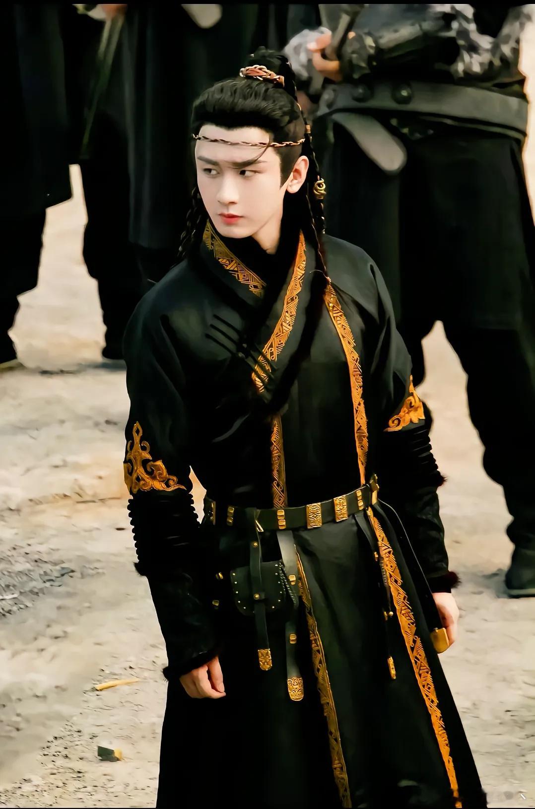 等过夏秋冬数个季节，观众长久等候成毅饰演卢云的武侠剧《英雄志》，这部积压许久的作