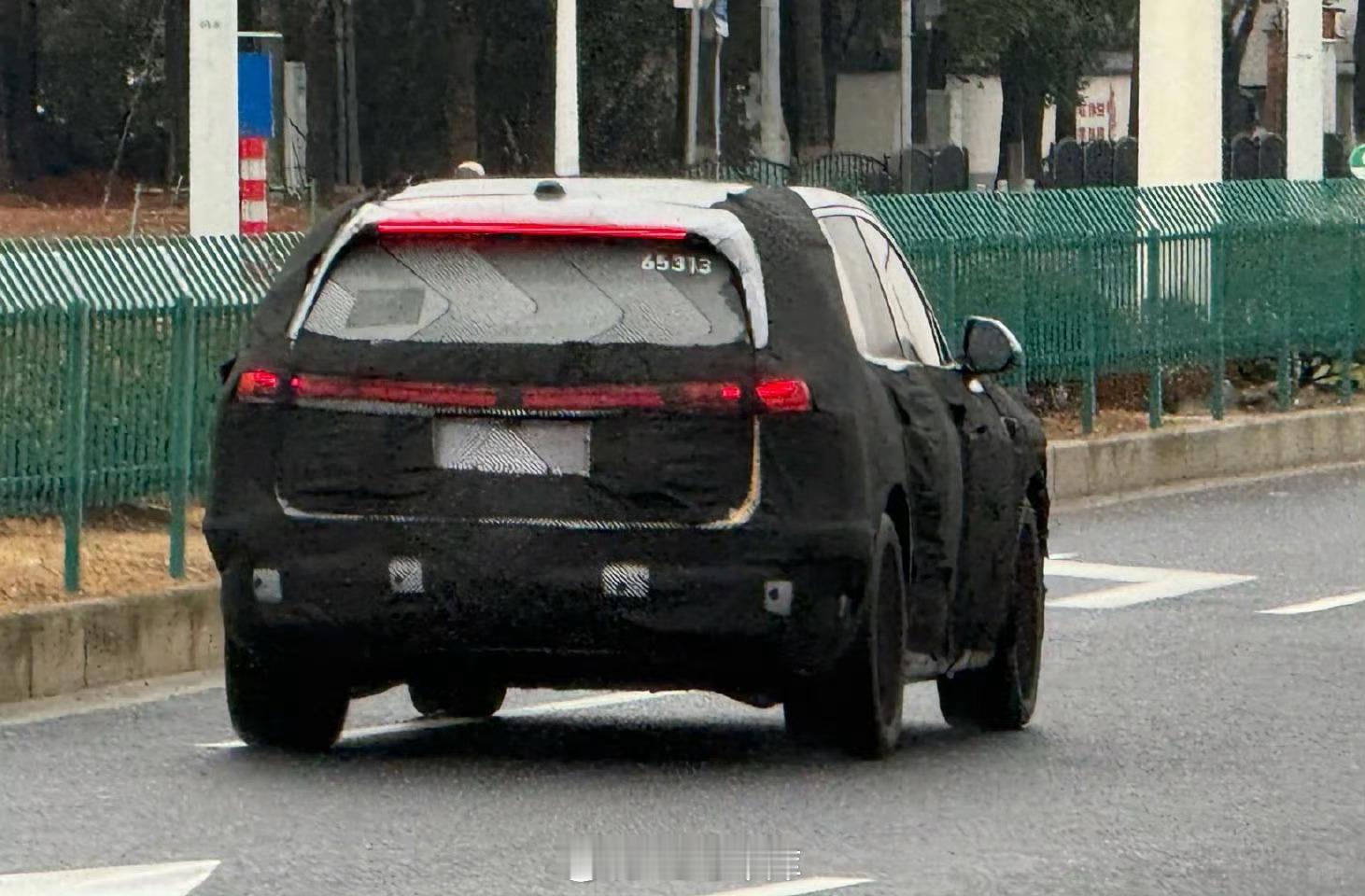 网友拍到的伪装车，看伪装风格是蔚来的，但看样子不像是蔚来品牌的车，所以这会是乐道