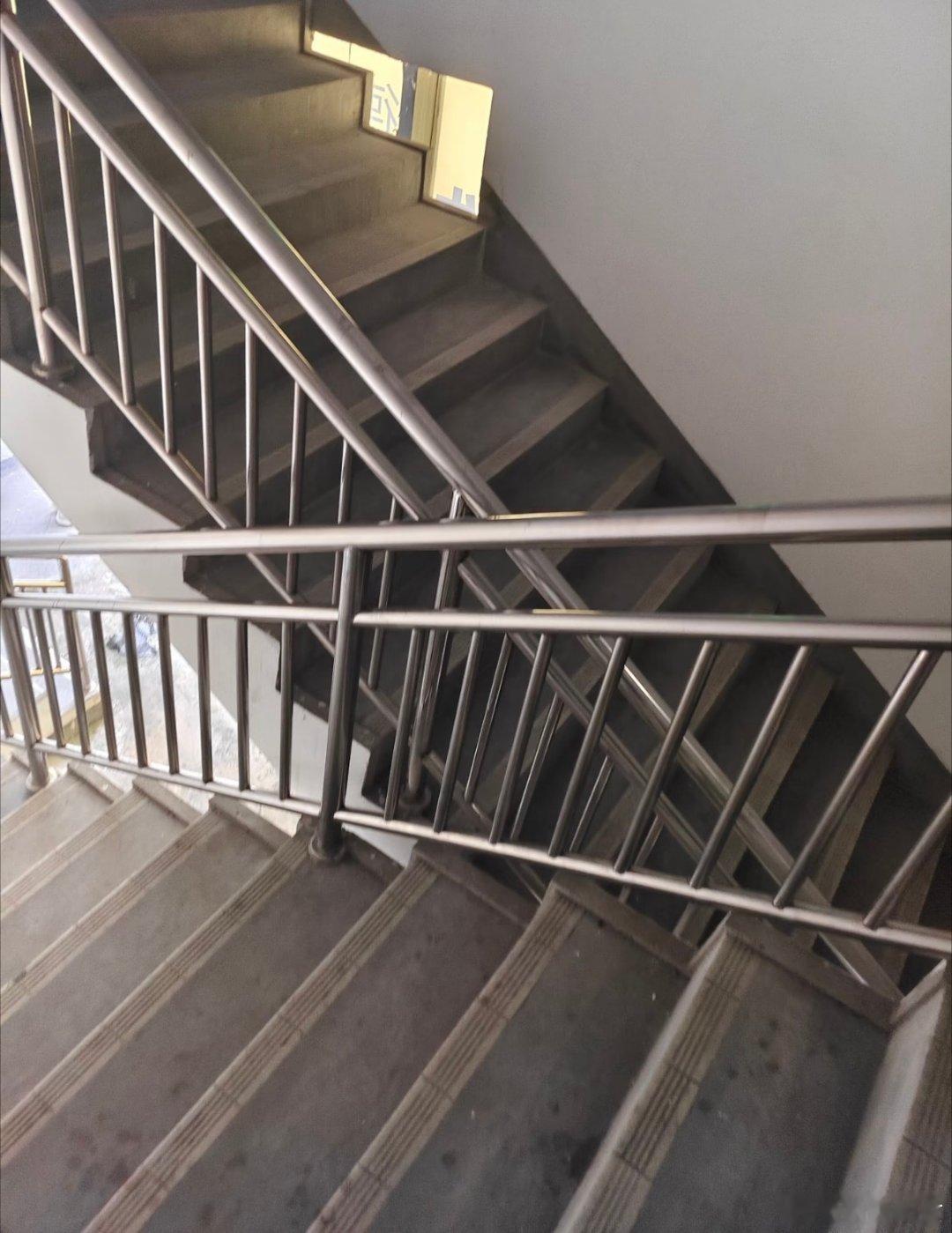 突然不会上下楼梯了无外伤却惧怕下楼，反光地面让台阶失去立体轮廓，色彩过渡楼梯分辨
