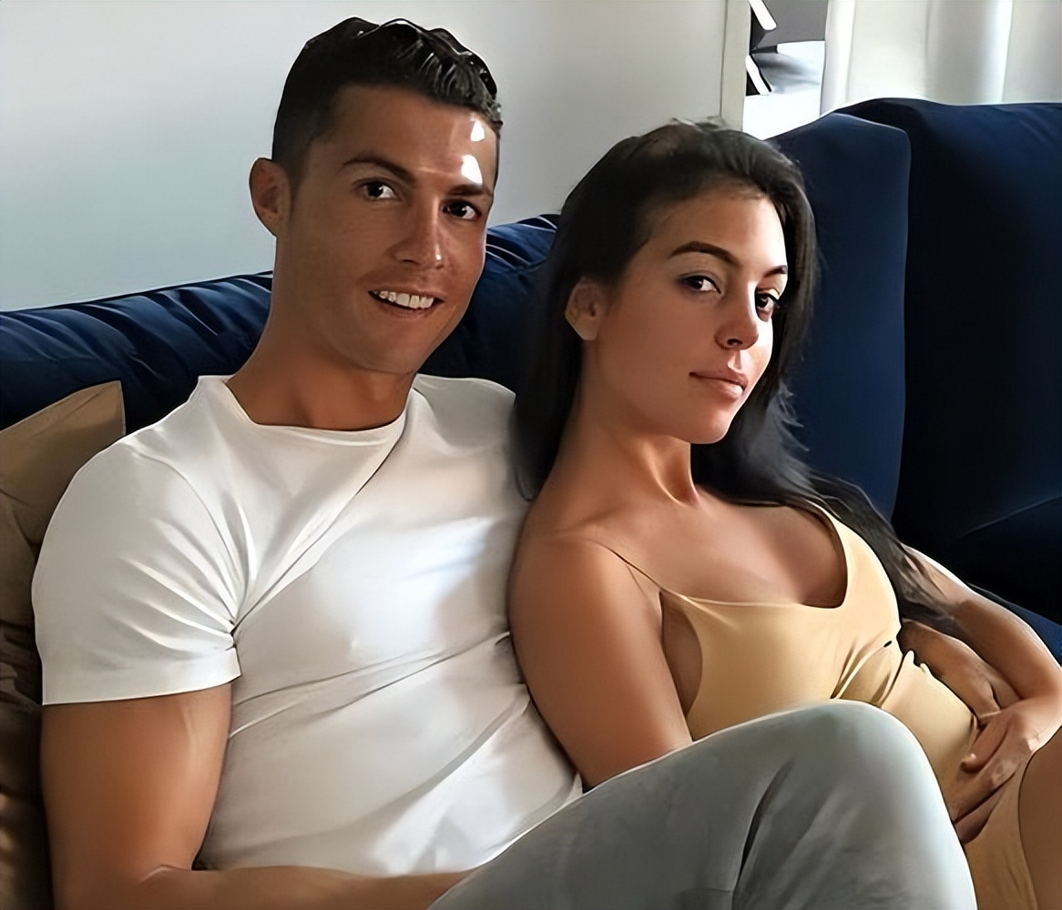 c罗告诉乔治娜你不靠外表生活 C罗未婚妻乔治娜 最近被人评论她的身材 而她也是在