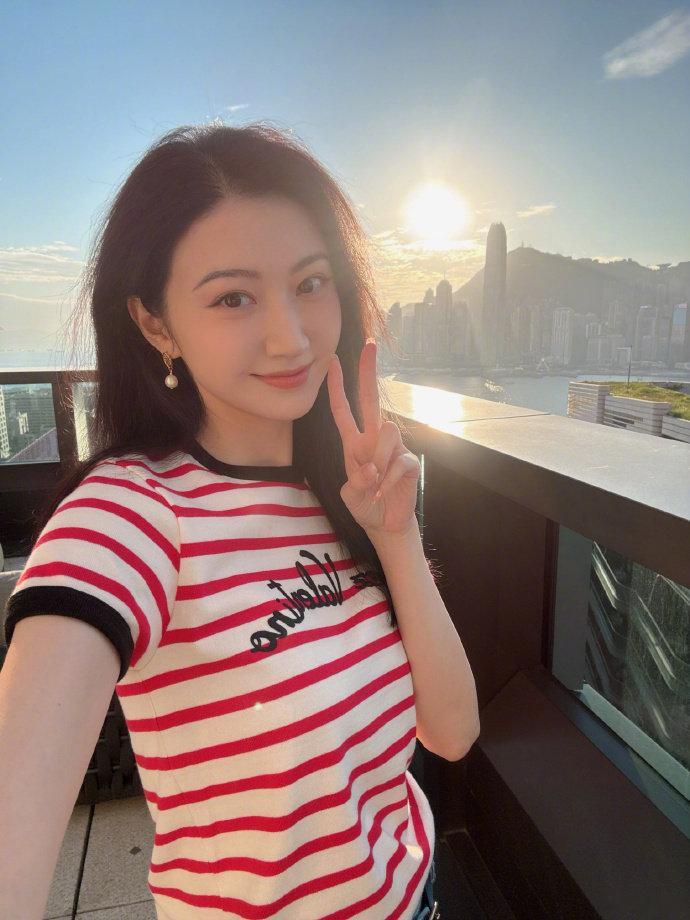 景甜十二月问好 景甜十二月问好自拍六宫格，红条纹T恤造型好名言！看到美女心情超级