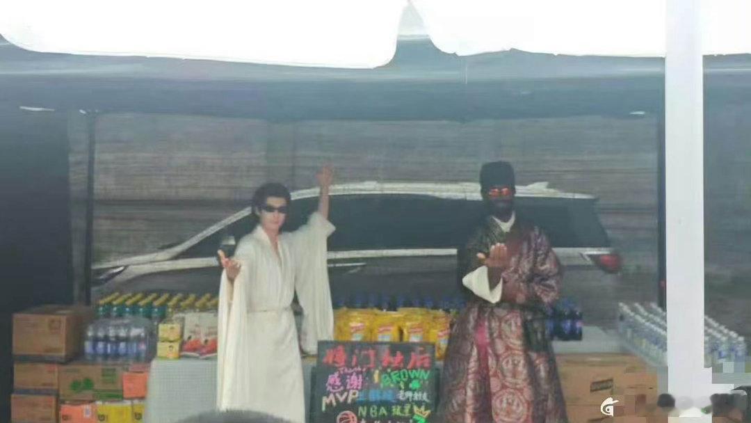 王鹤棣杰伦布朗探班合照王鹤棣这是打算彻底扎根篮球圈了？连杰伦·布朗都专程前来探班