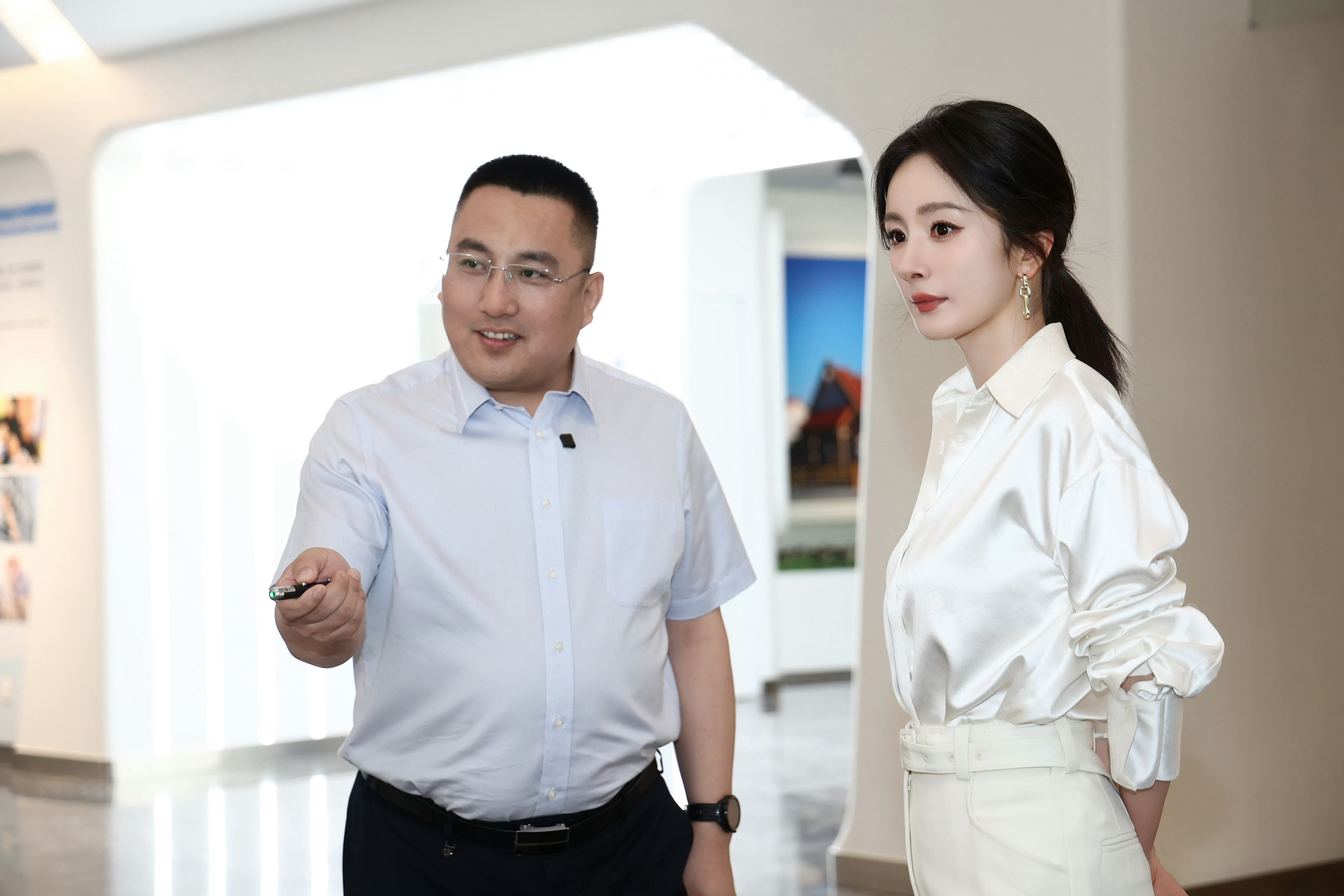 杨幂 这组图叫美女总裁视察工作[么么哒][么么哒] ​​​