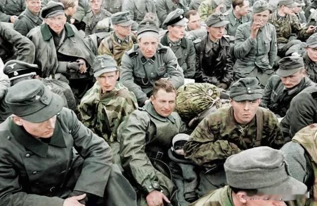 1945 年，在德国，一群德军战俘。中间这位佩戴着勋章的士兵是臭名昭著的迪尔勒旺
