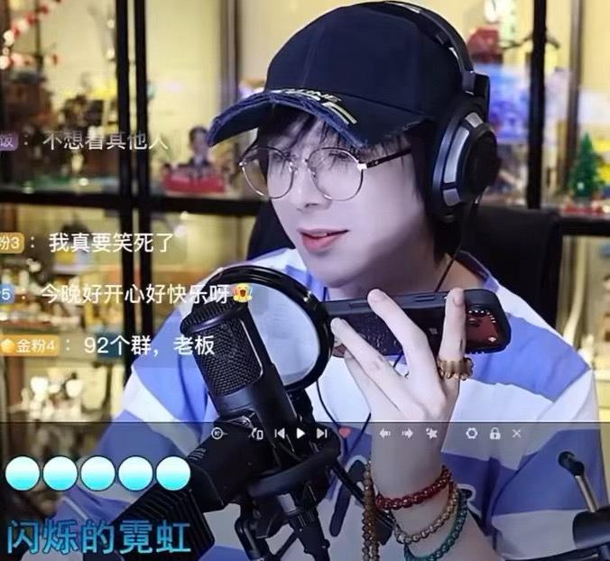 龚俊欠刘宇宁钱直播当场就还了这俩兄弟关系真的很好了，俩人在直播间也是聊的不亦乐乎