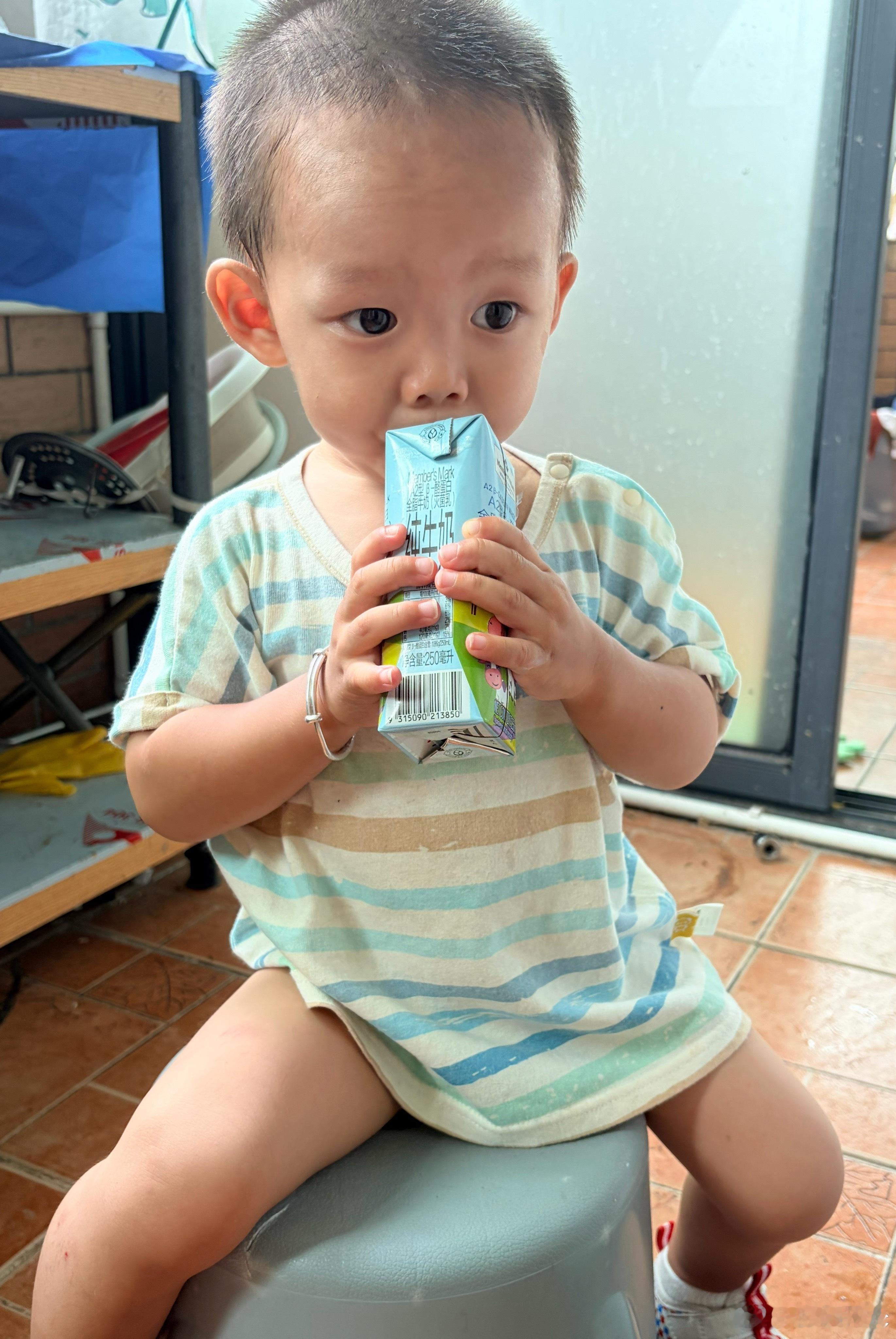 天气太热了，老母亲拒绝出门了。只能在家里面玩耍了！看天气预报说今天下雨也不知道这