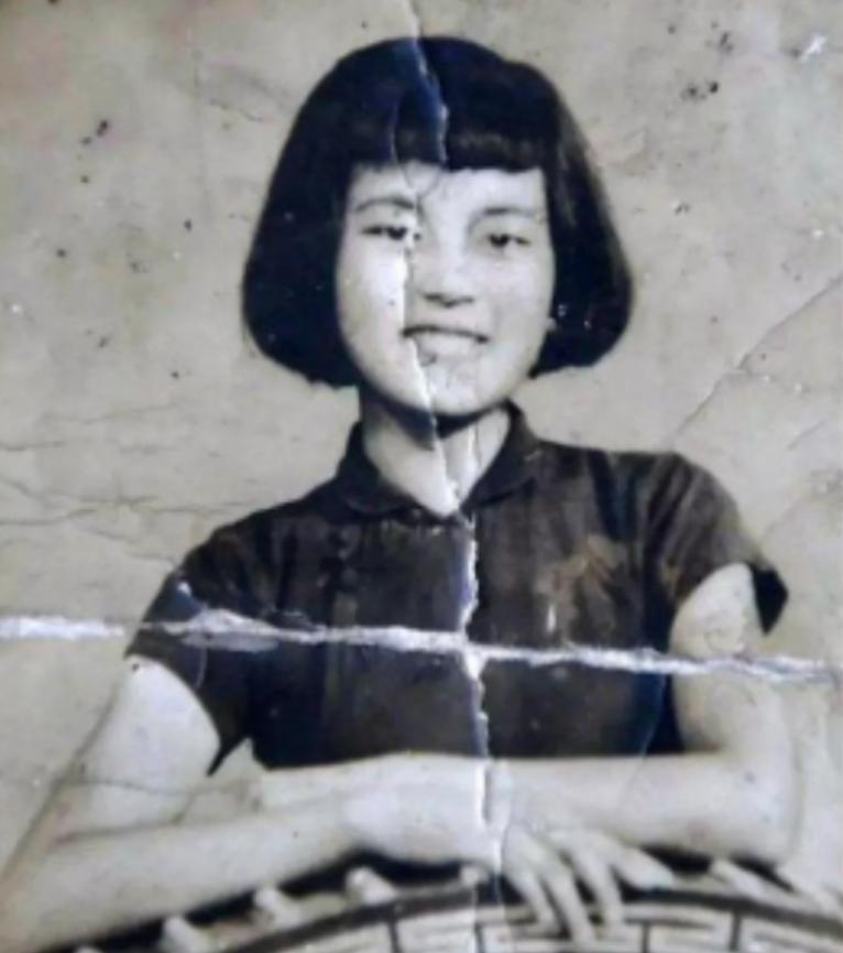 1937年，南京，日军扯着一位7岁女孩的衣服，女孩的母亲目睹这一幕，悲痛欲绝，女