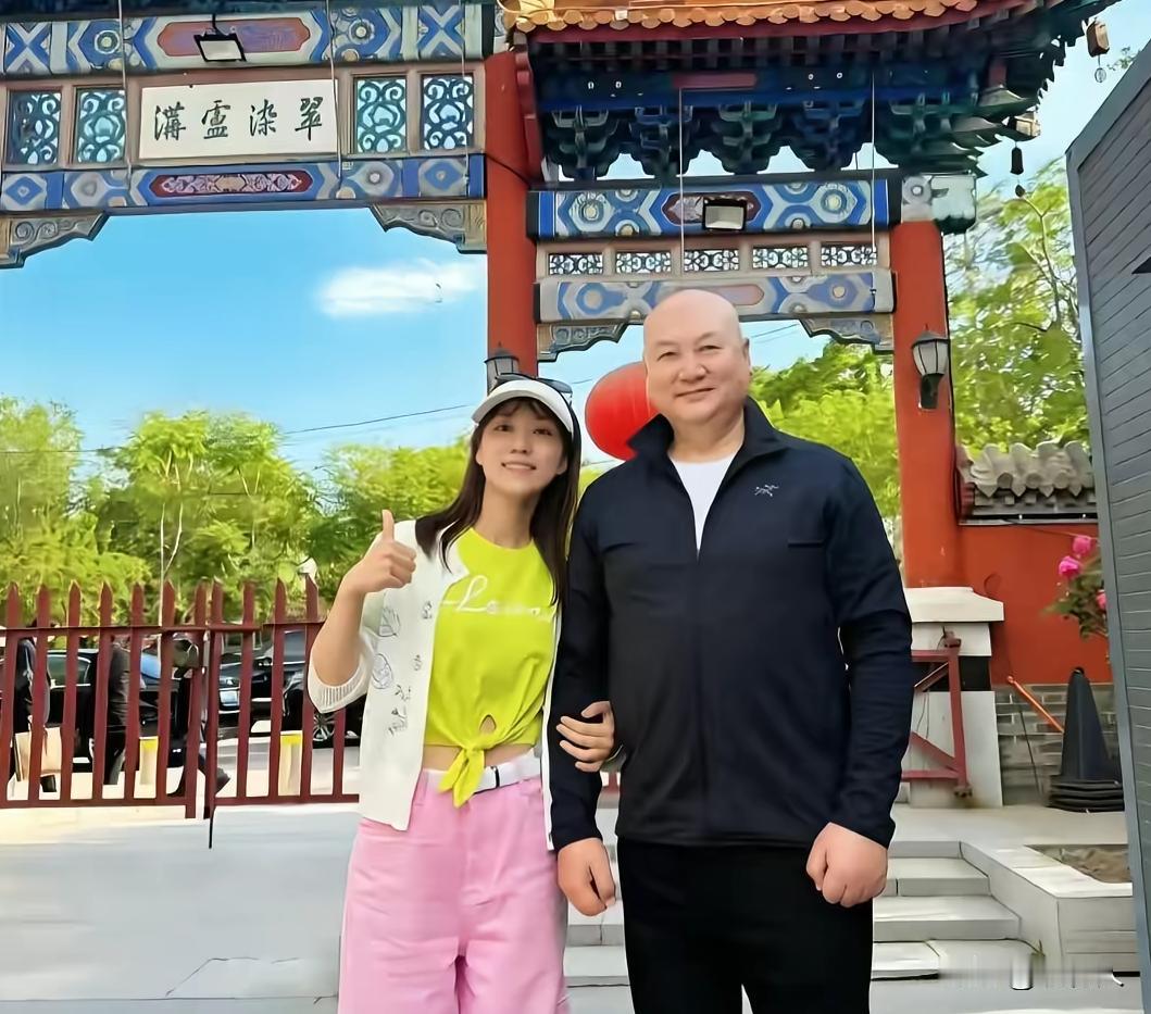 最近谣言四起，说迟重瑞准备找一个小女友生孩子，给自己养老。迟重瑞绝对不会这么干的