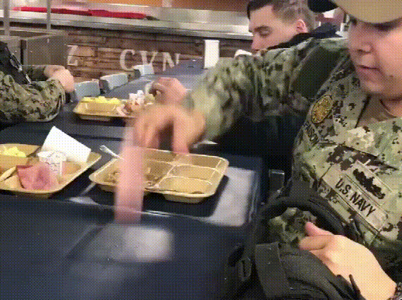 部署在中东的航母，开始出现严重的食品供给不足和单一化！不信？如果怀疑这类照片真实