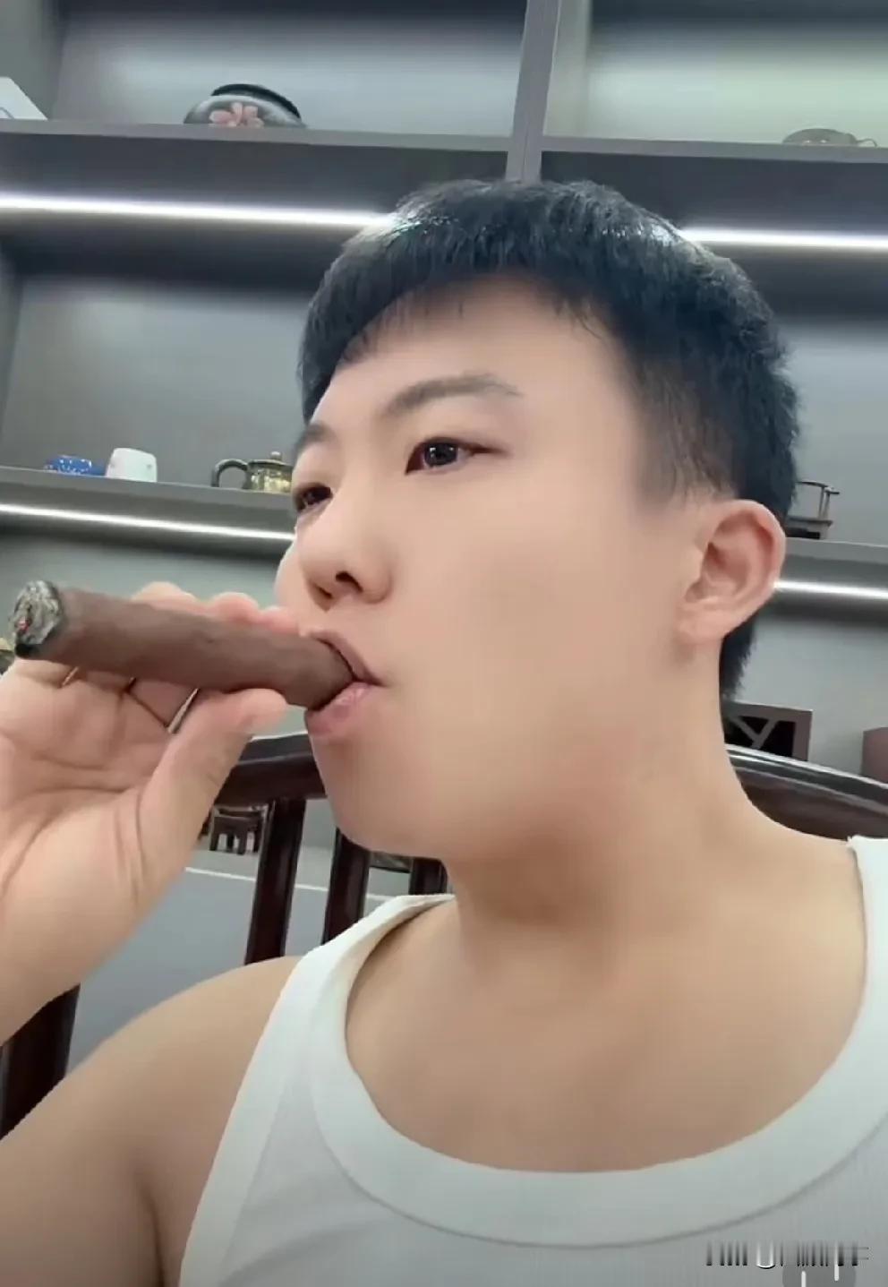胡闹学师傅张二嫂抽雪茄，打高尔夫！

              胡闹遗传了张二