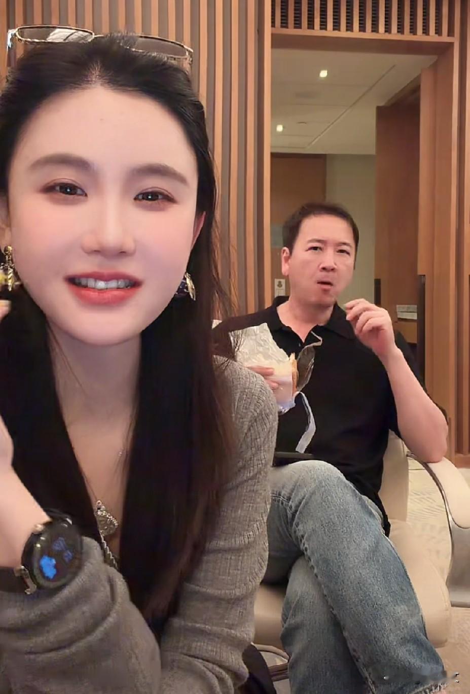 其实赖文峰找的这个女孩还是不错的，很接地气的女孩，一点也不矫情，工作起来就是女强