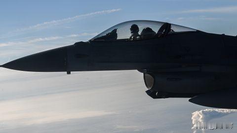 【俄军无人机袭击，罗马尼亚F-16紧急升空】
 
1月2日，因俄军无人机袭击乌克
