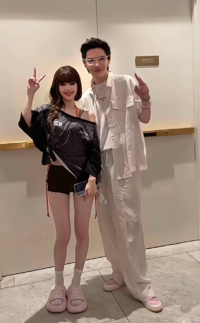 向佐与赵露思近照，他的风格改变了很多7月11日，向佐看赵露思澳门演唱会，两人在后