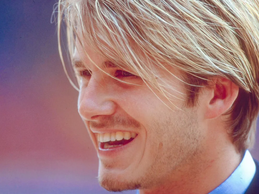 1999年那两段赛前采访里，镜头前的小贝帅出天际，风度翩翩似从画中走来...