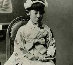 1923年，在川岛芳子（清朝肃亲王第十四女）17岁生日时，养父川岛浪速强奸了她，