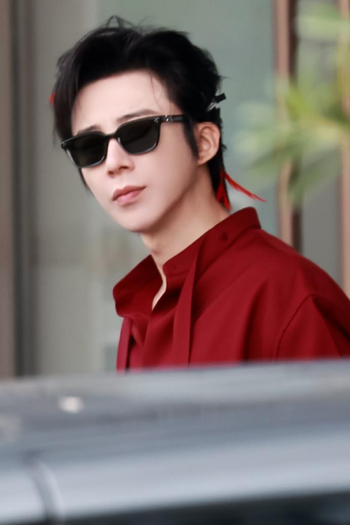 #刘宇宁狼尾红衬衫# 当刘宇宁以狼尾红衬衫的形象出现，瞬间点燃了整个舞台，他的魅