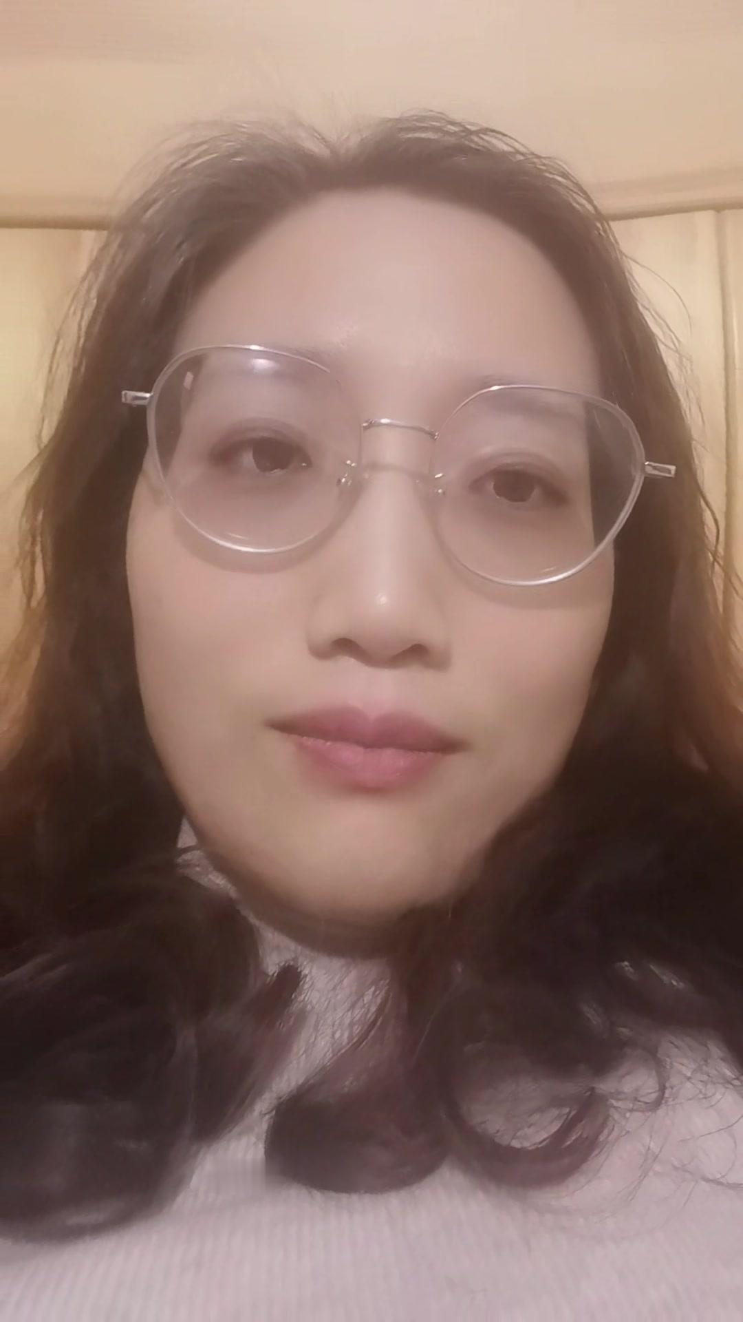 二十几岁的安安病假后回归直播间的话太戳心！
2️⃣安安说季节交替身体容易不适，她