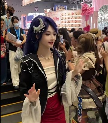 这种庞大的有组织的“团队”招摇过市现象在当下社会并不鲜见，难道真的没有人管吗？