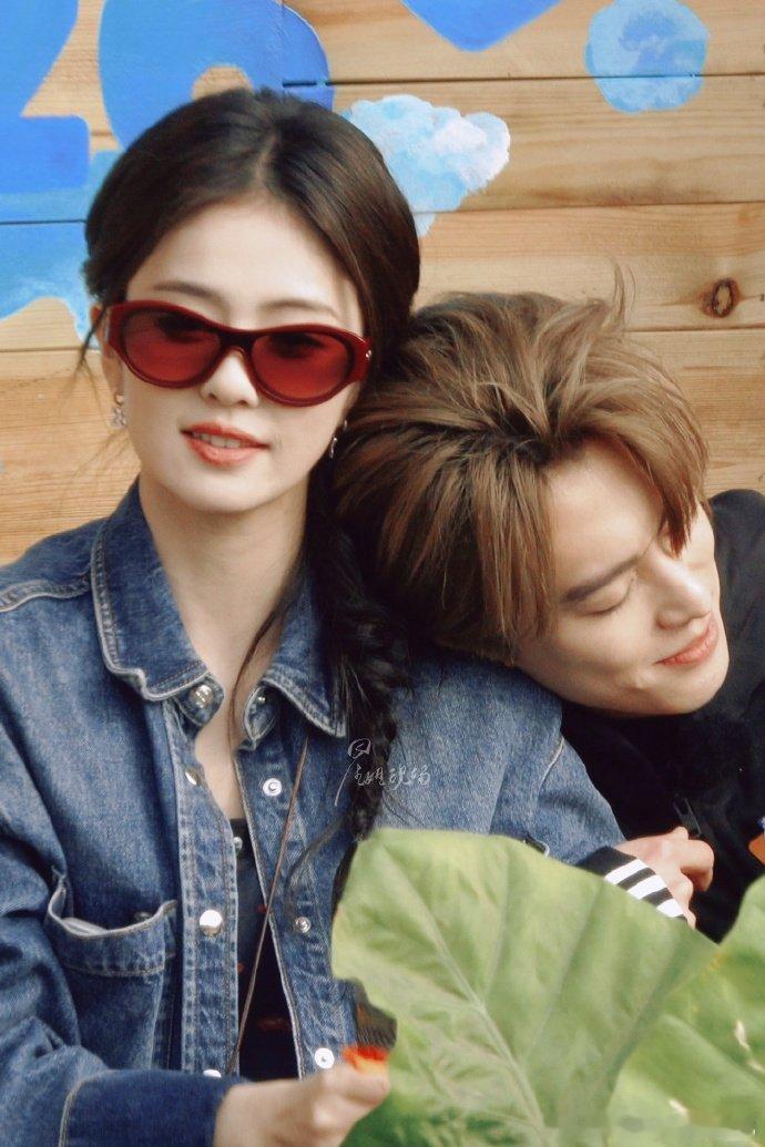 王鹤棣依偎在白鹿肩上亲爱的客栈2026亲爱的客栈 哇塞！王鹤棣依偎在白鹿肩上的瞬