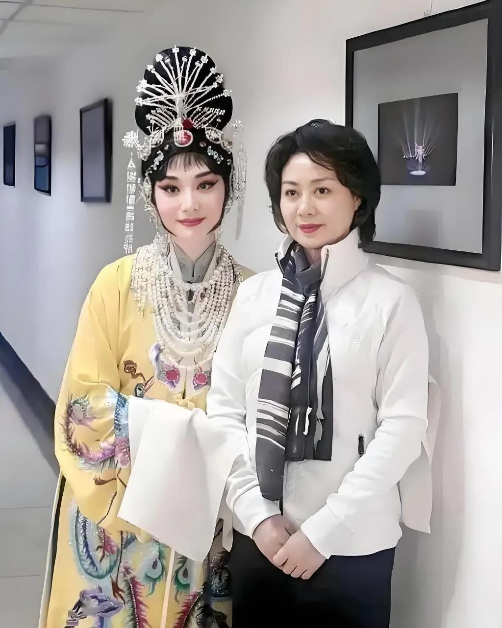 京剧演员李胜素年满 59 岁，她这辈子没结婚，也没孩子，身边却有个男人扎扎实实陪