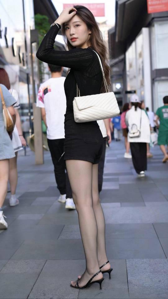 街头辣妹的黑色系穿搭，简约又撩人！

全黑色自带高级滤镜!针织上衣的软糯和黑丝的