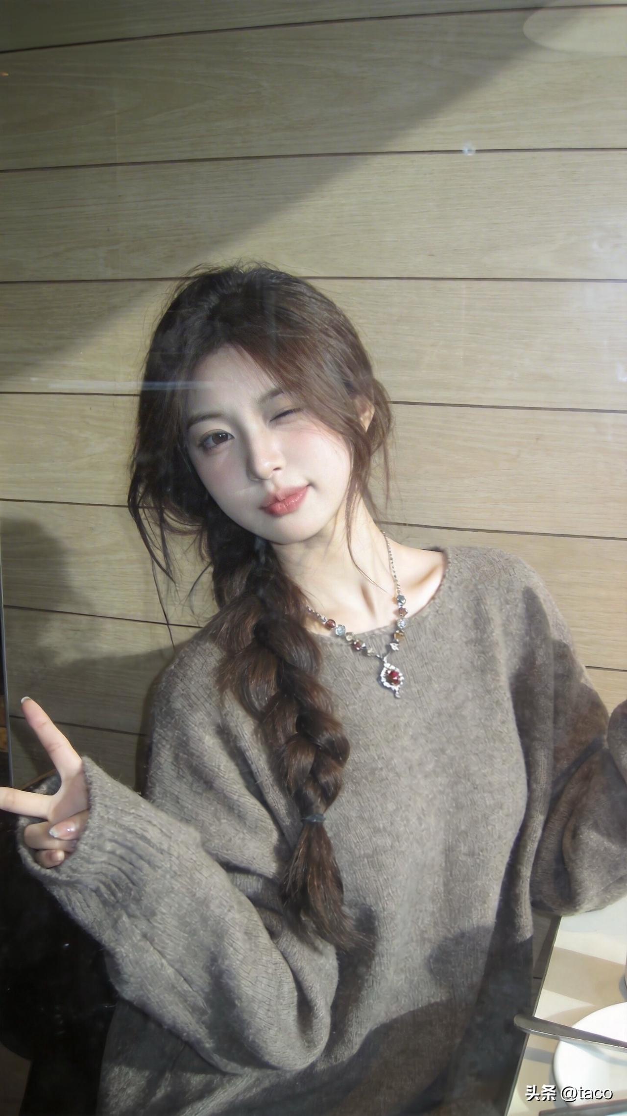 镜中人影，笑语如花。