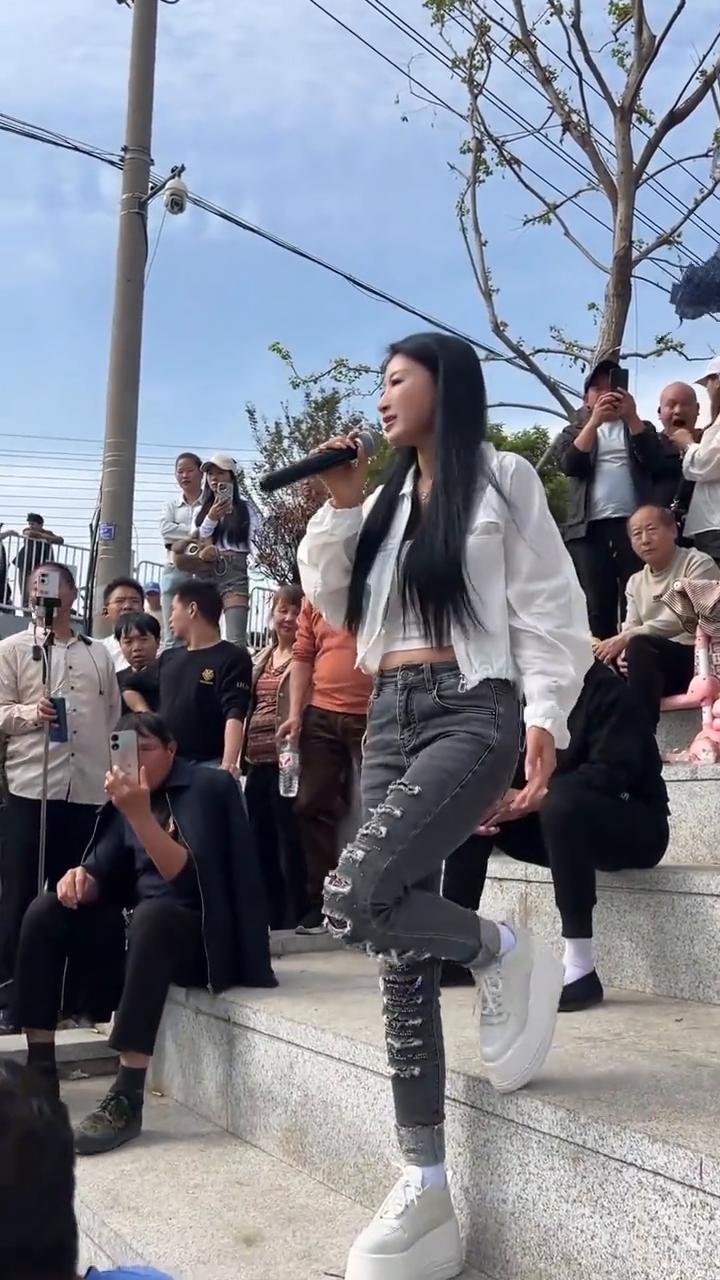 如果当初没有遇见你，也许不会写满了回忆。多少温柔藏在心底，多少思念无人提起。曾经