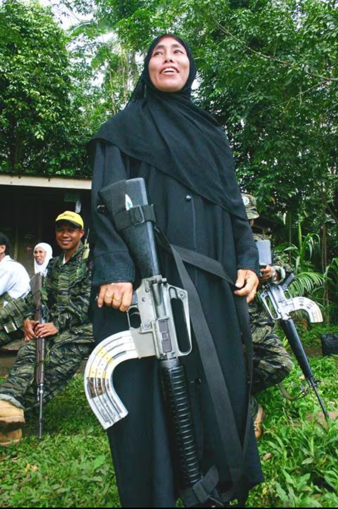 菲律宾地区武装的自制超大弹匣，不知道有人见过没