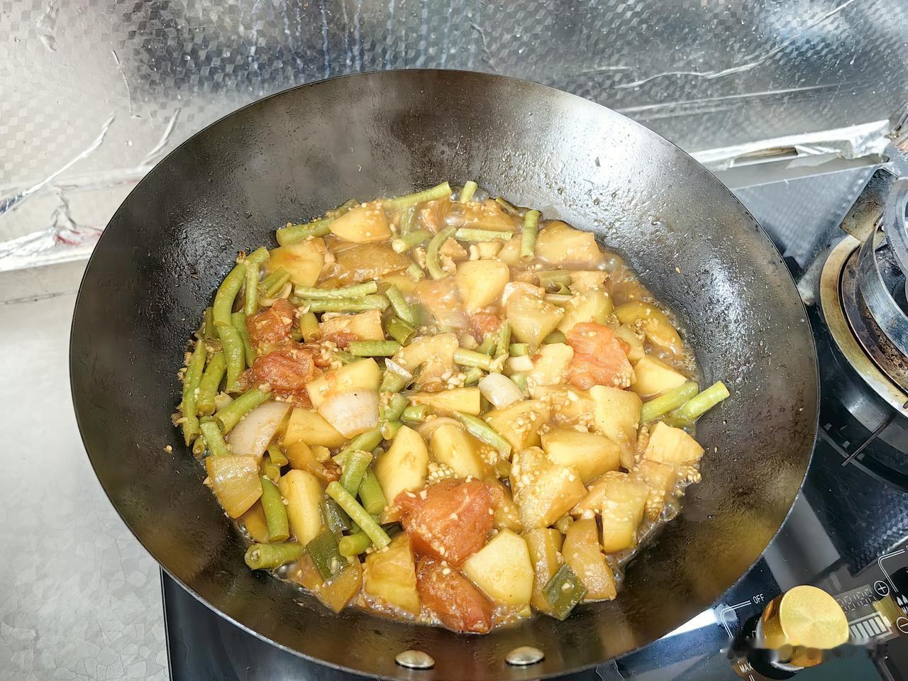 烩三鲜，茄子、豇豆、番茄三种蔬菜切块放锅里，放蒜末拌上调料汁，用锅焖熟。没想到味