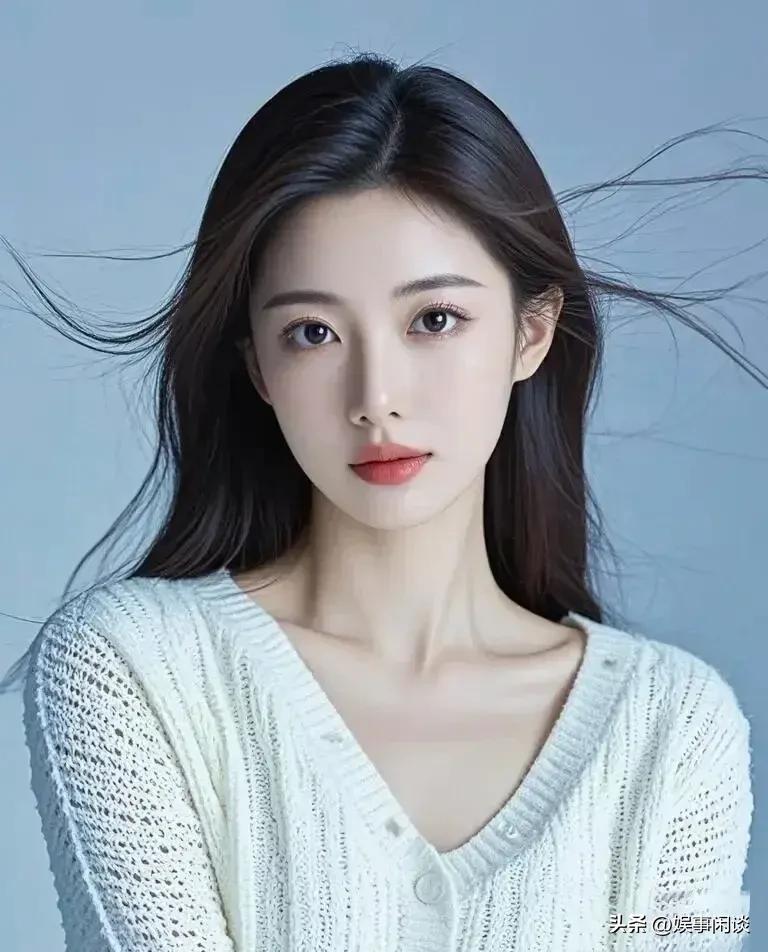 温柔甜美的少女，轻盈飘逸的秀发，纯净的白色毛衣，宛如冬日里的暖阳。[震惊]赏佳人