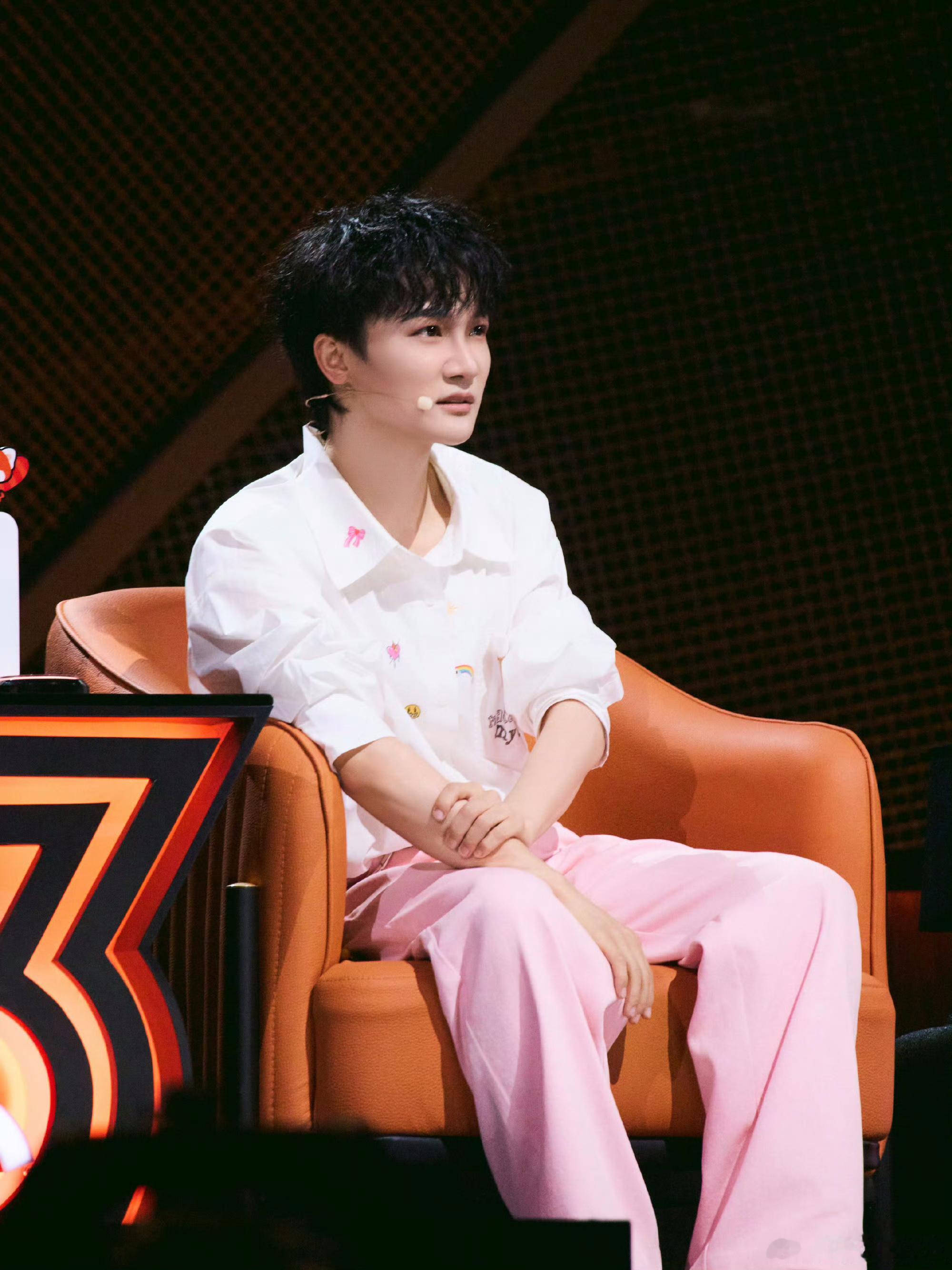 周深脱口秀没想到这么好笑没有提前彩排的即兴表演最动人，周深借着点评王大刀开启模仿